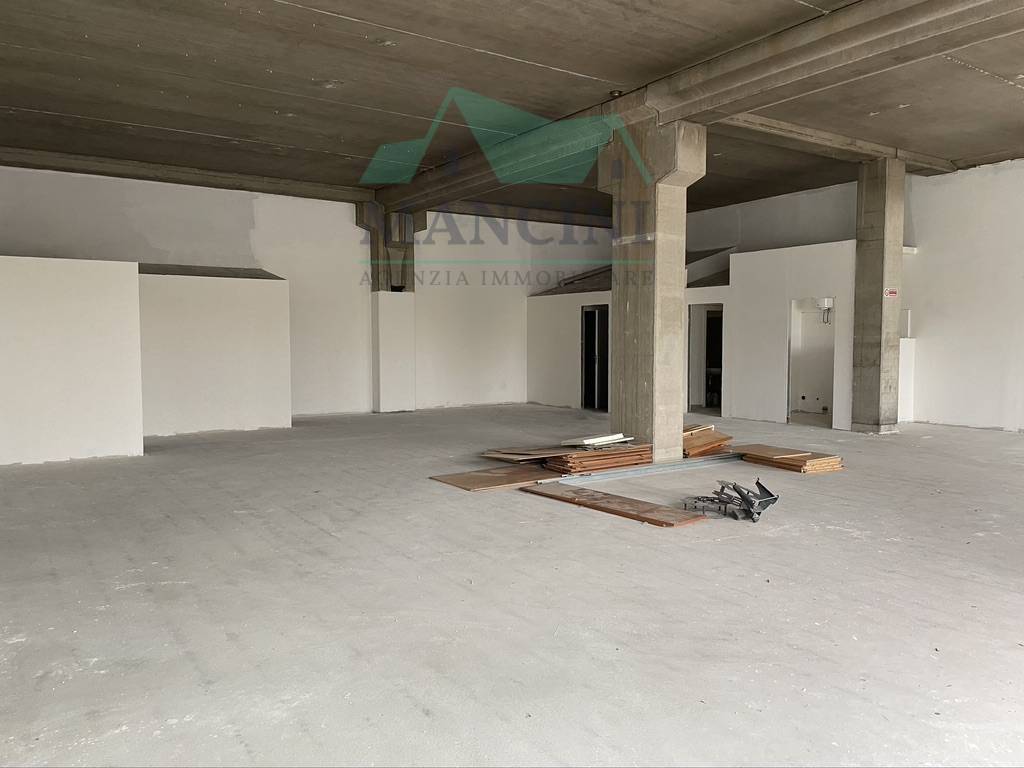 Locale commerciale in affitto a Jesi, periferia ovest