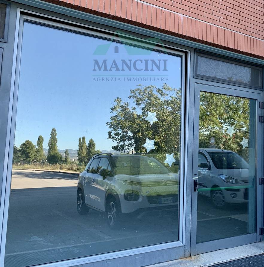 Locale commerciale in affitto a Jesi, periferia ovest