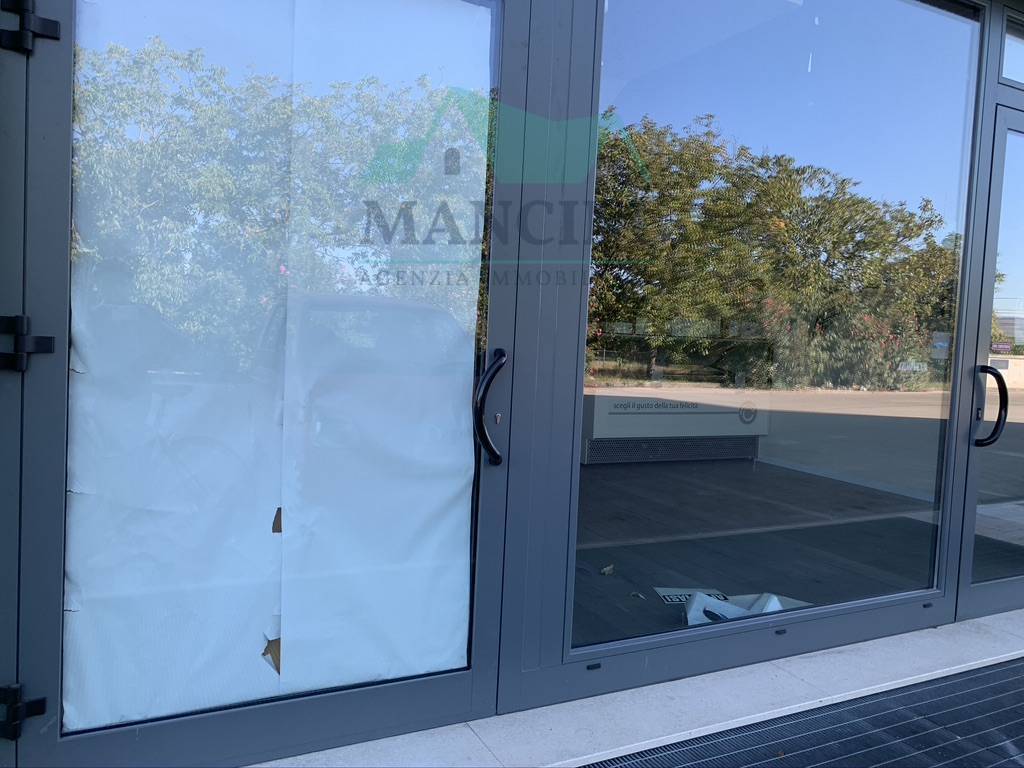 Locale commerciale in affitto a Jesi, periferia ovest