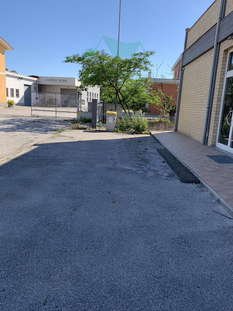Locale commerciale in vendita a Jesi, Viale Don Minzoni
