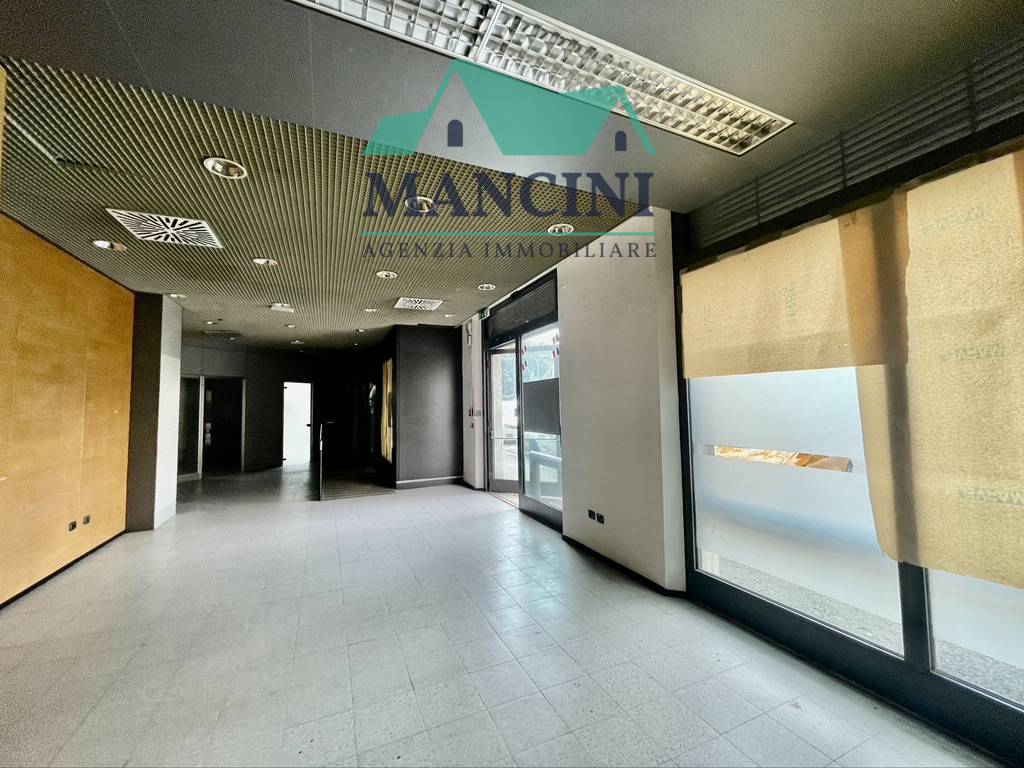 Attivit commerciale in affitto a Jesi, Viale Vittoria