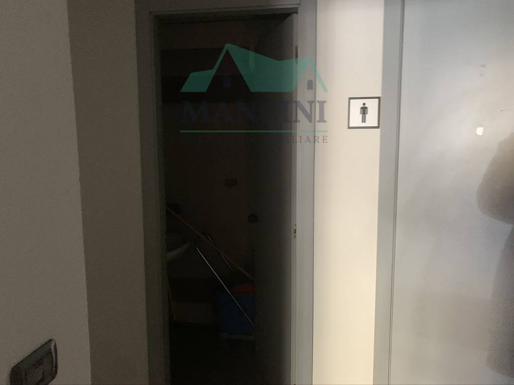 Attivit commerciale in affitto a Jesi, Viale Vittoria