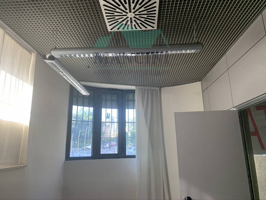 Attivit commerciale in affitto a Jesi, Viale Vittoria