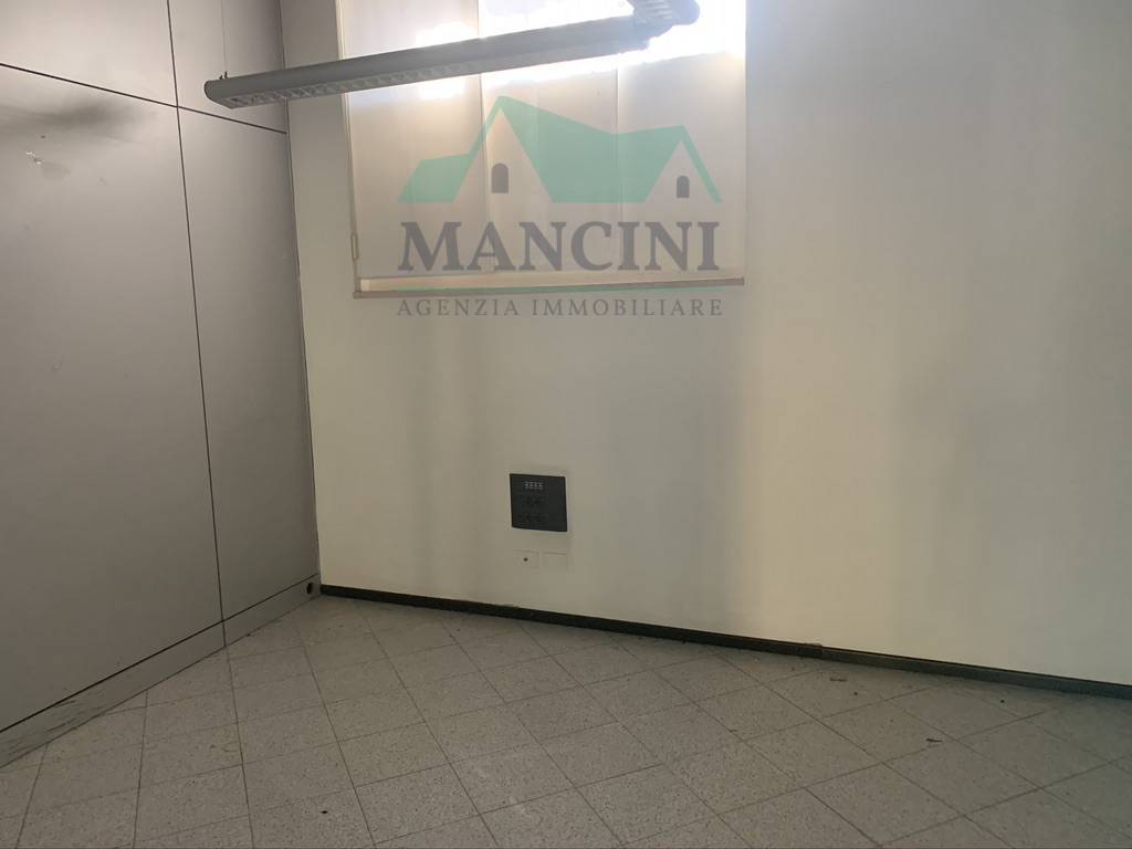 Attivit commerciale in affitto a Jesi, Viale Vittoria