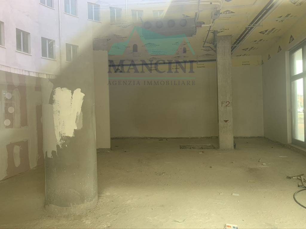 Locale commerciale in vendita a Jesi, Viale Don Minzoni