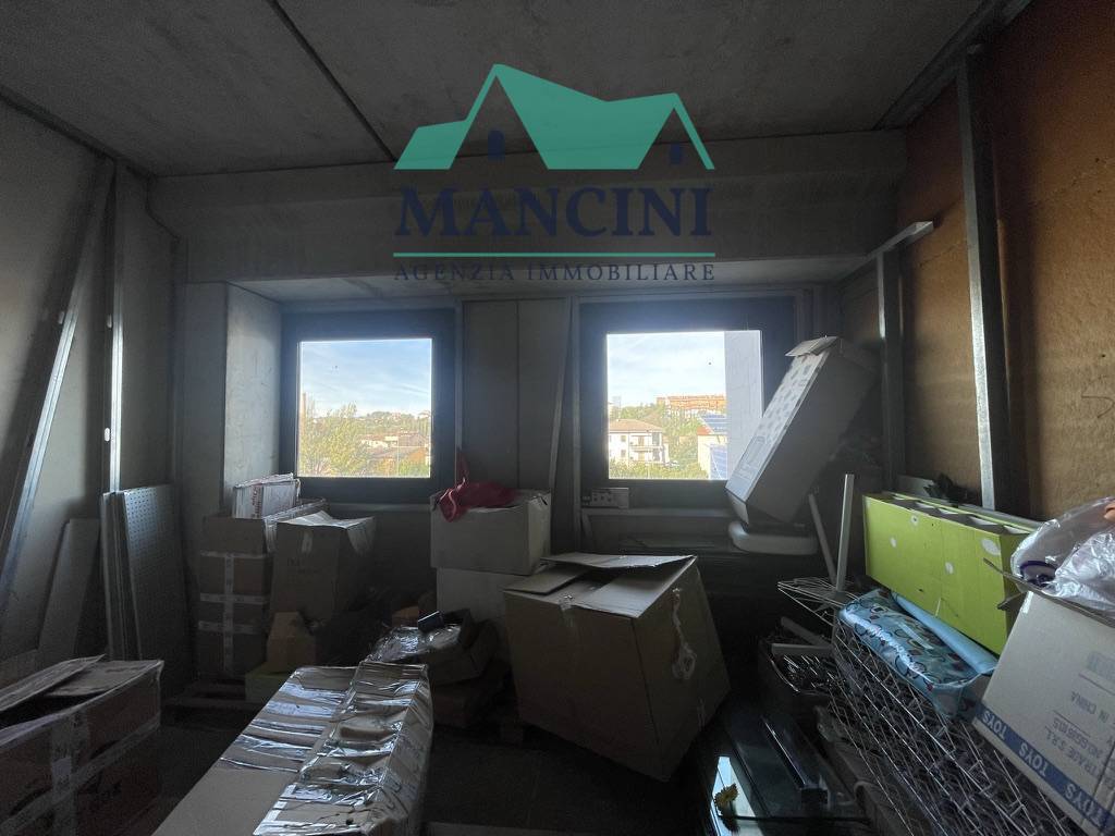 Locale commerciale in affitto a Jesi, periferia ovest