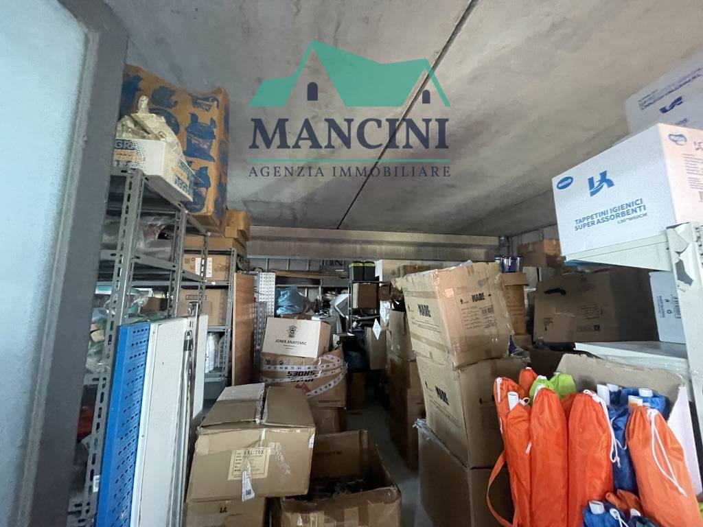 Locale commerciale in affitto a Jesi, periferia ovest