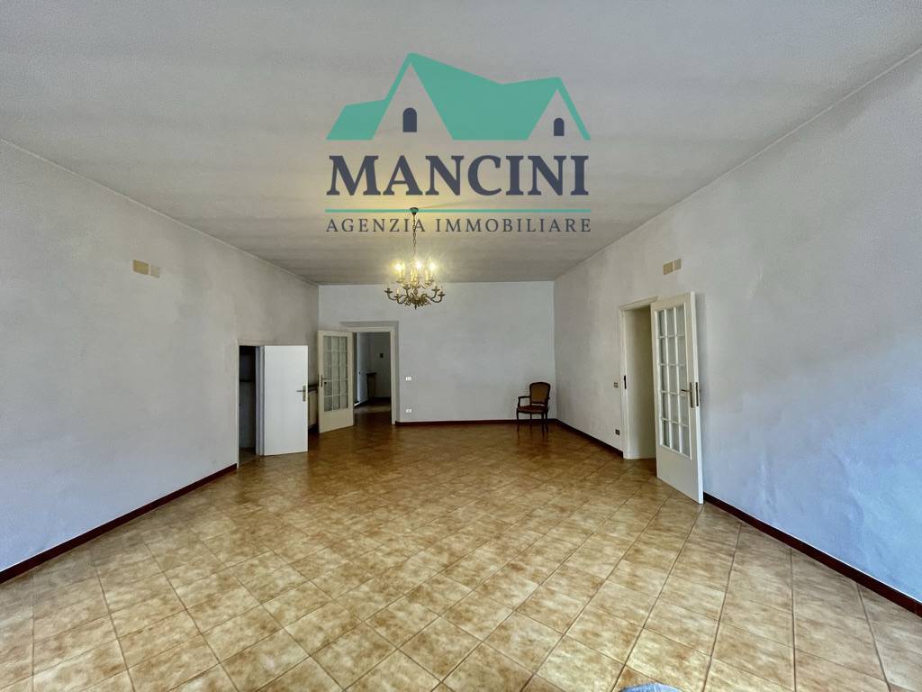 Appartamento in vendita a Jesi, centro zona alta