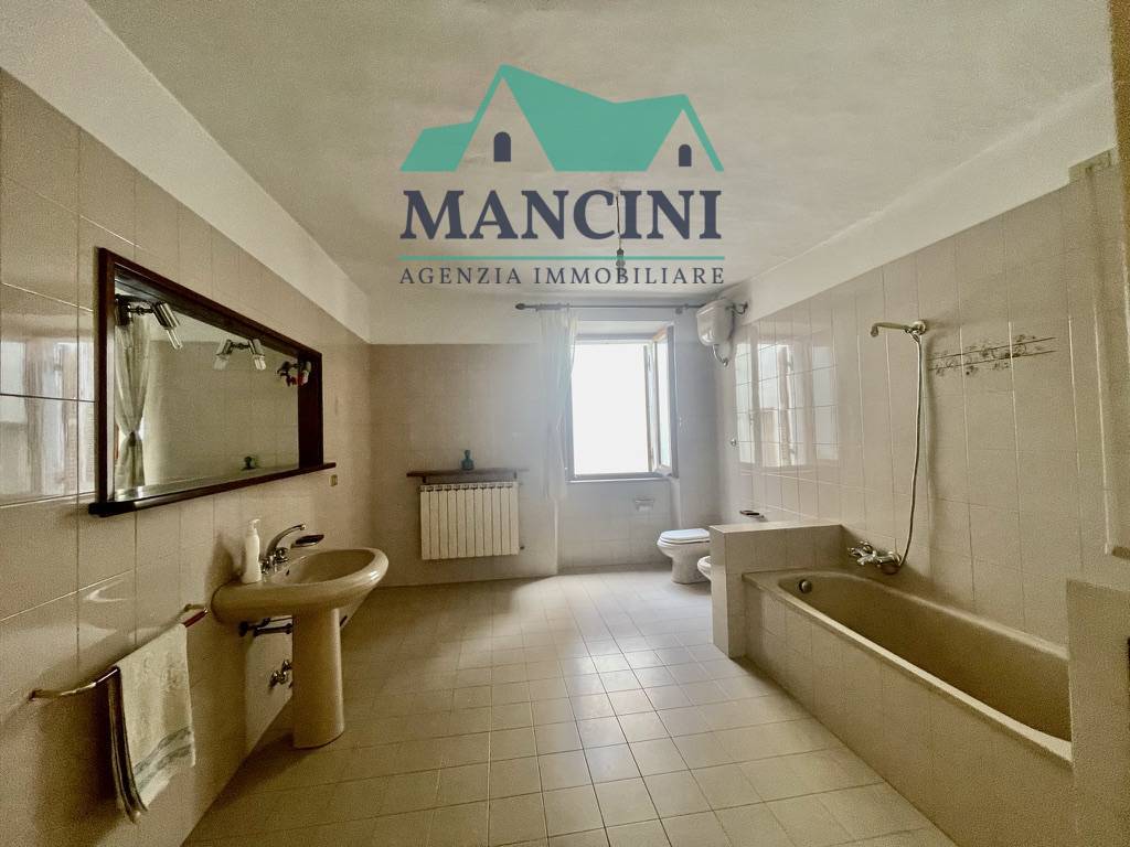 Appartamento in vendita a Jesi, centro zona alta