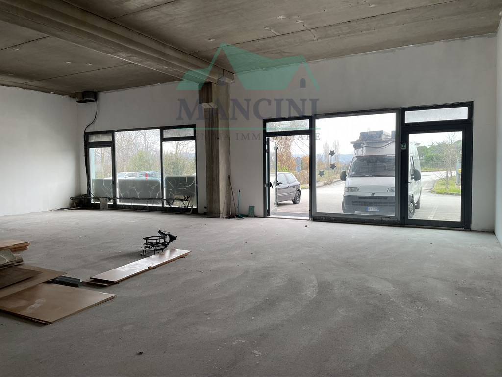 Locale commerciale in vendita a Jesi, periferia ovest