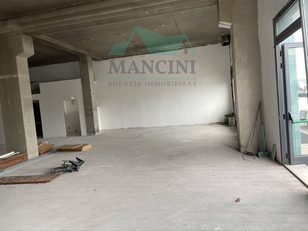 Locale commerciale in vendita a Jesi, periferia ovest