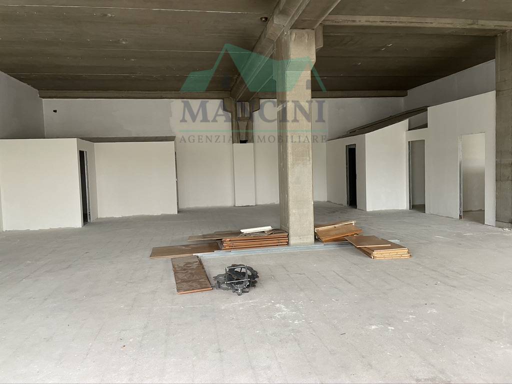 Locale commerciale in vendita a Jesi, periferia ovest