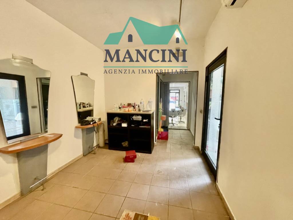 Negozio in affitto a Jesi