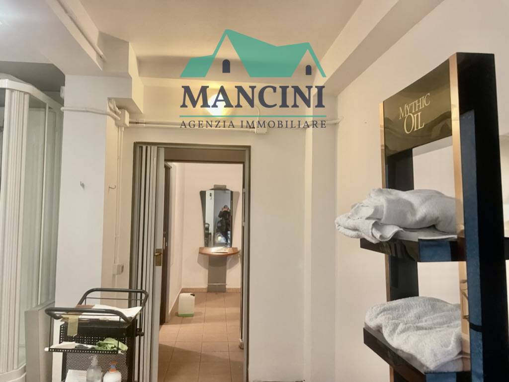 Negozio in affitto a Jesi
