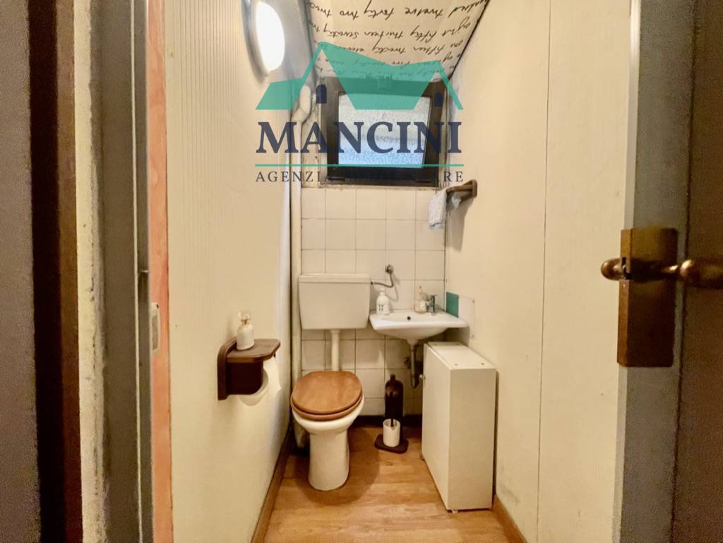 Negozio in affitto a Jesi