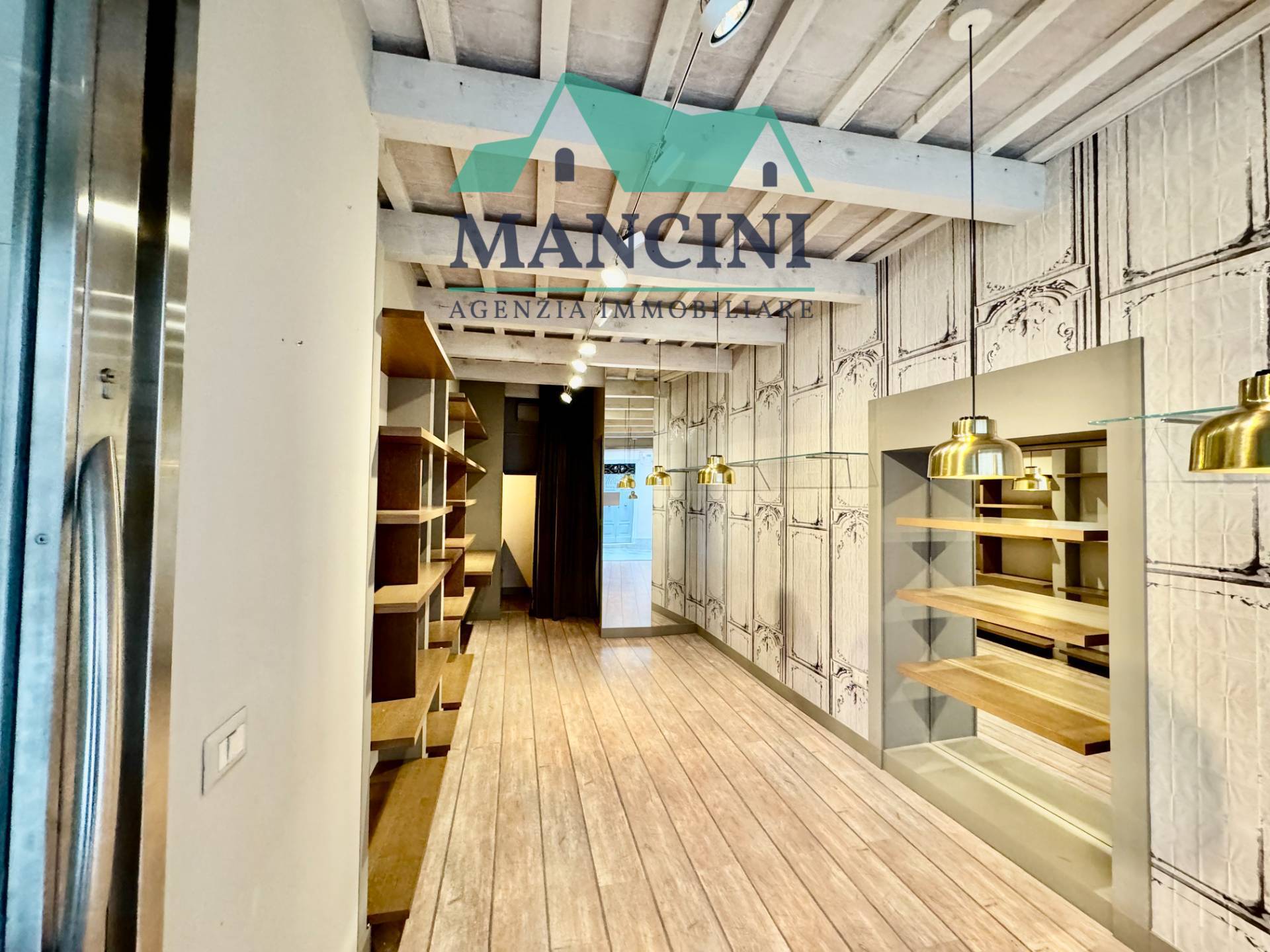 Negozio in affitto a Jesi