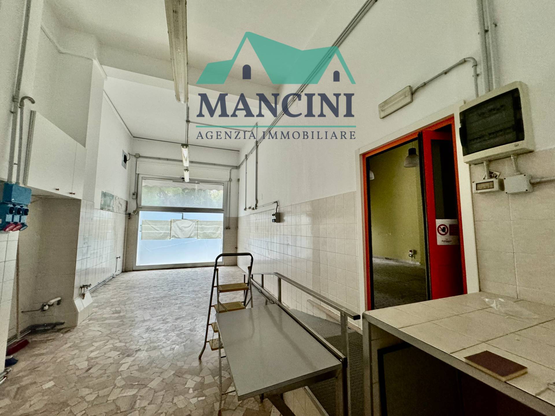 Locale commerciale in affitto a Jesi