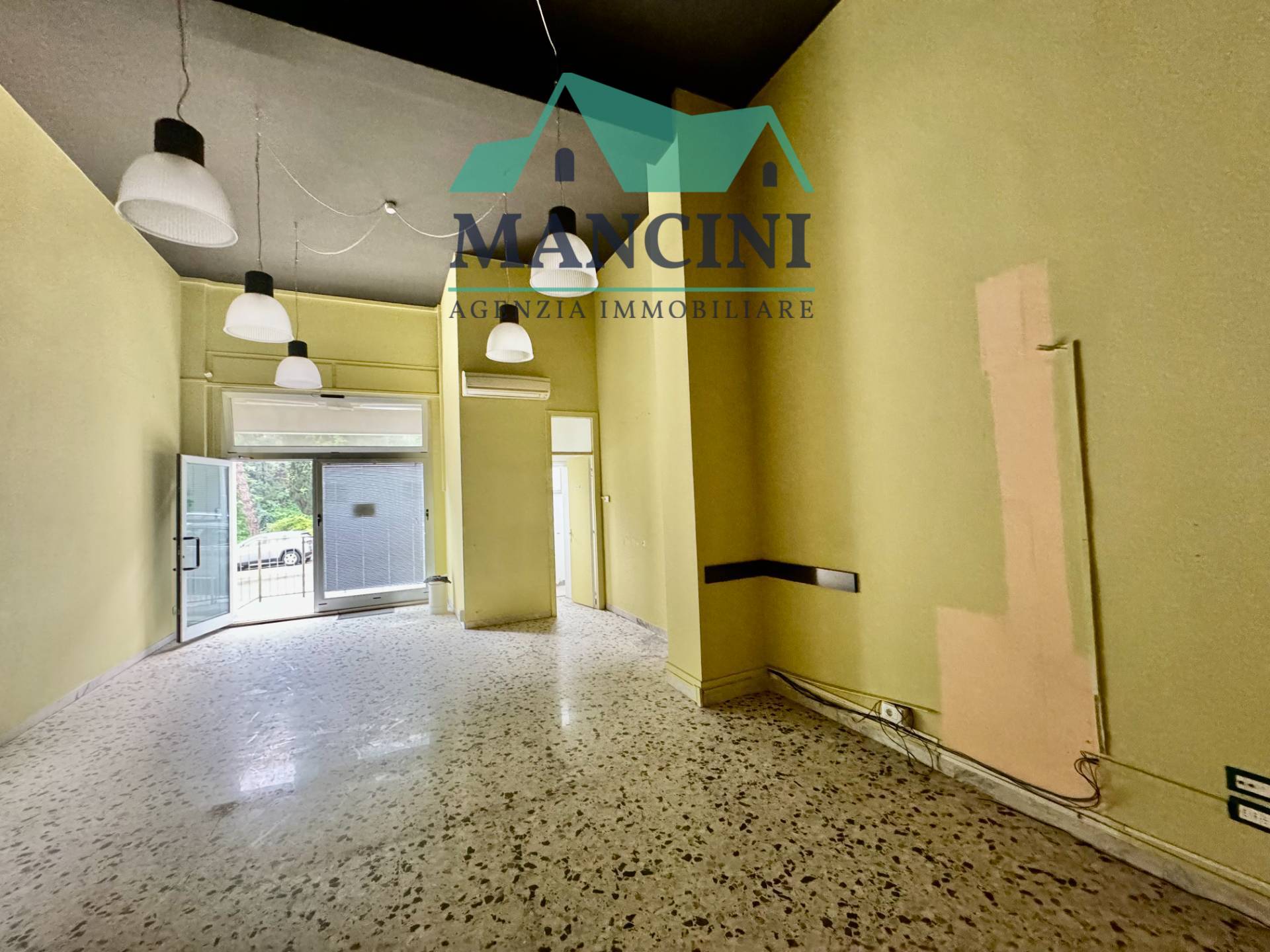 Locale commerciale in affitto a Jesi