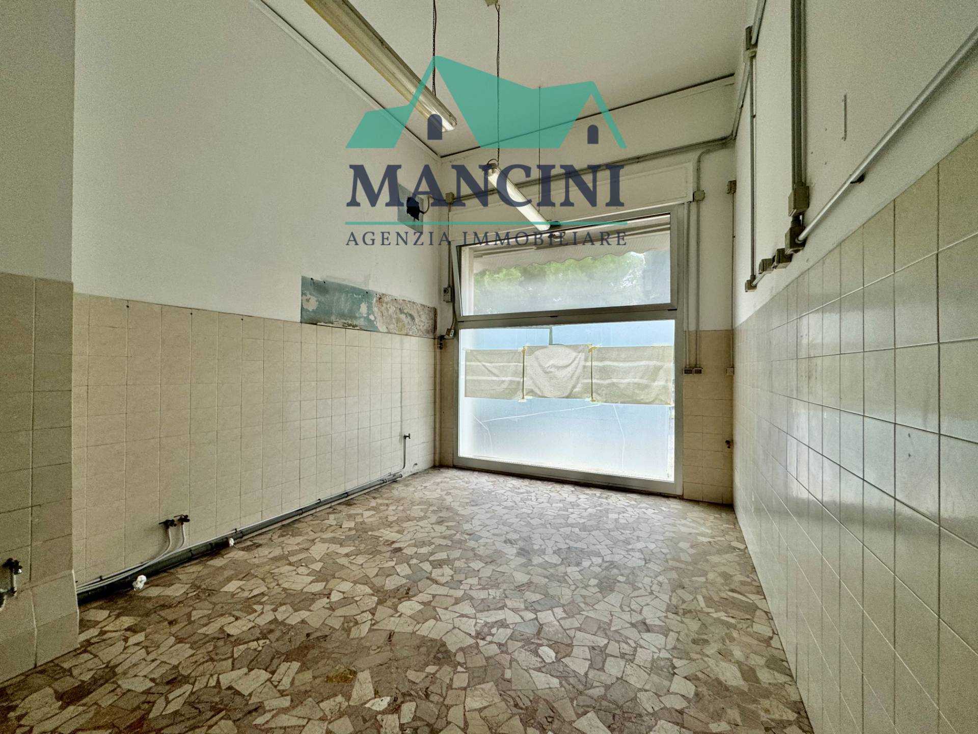 Locale commerciale in affitto a Jesi