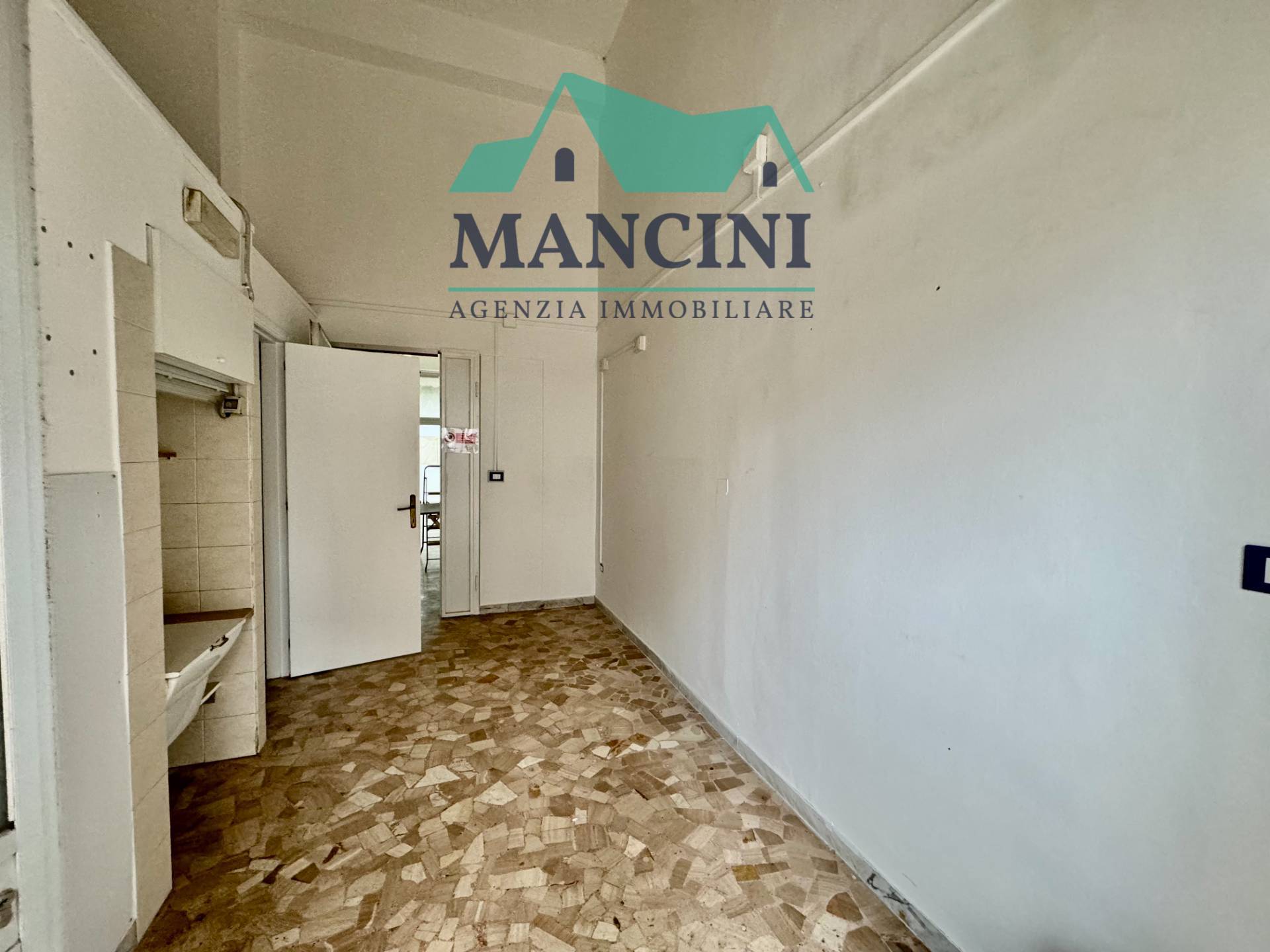 Locale commerciale in affitto a Jesi