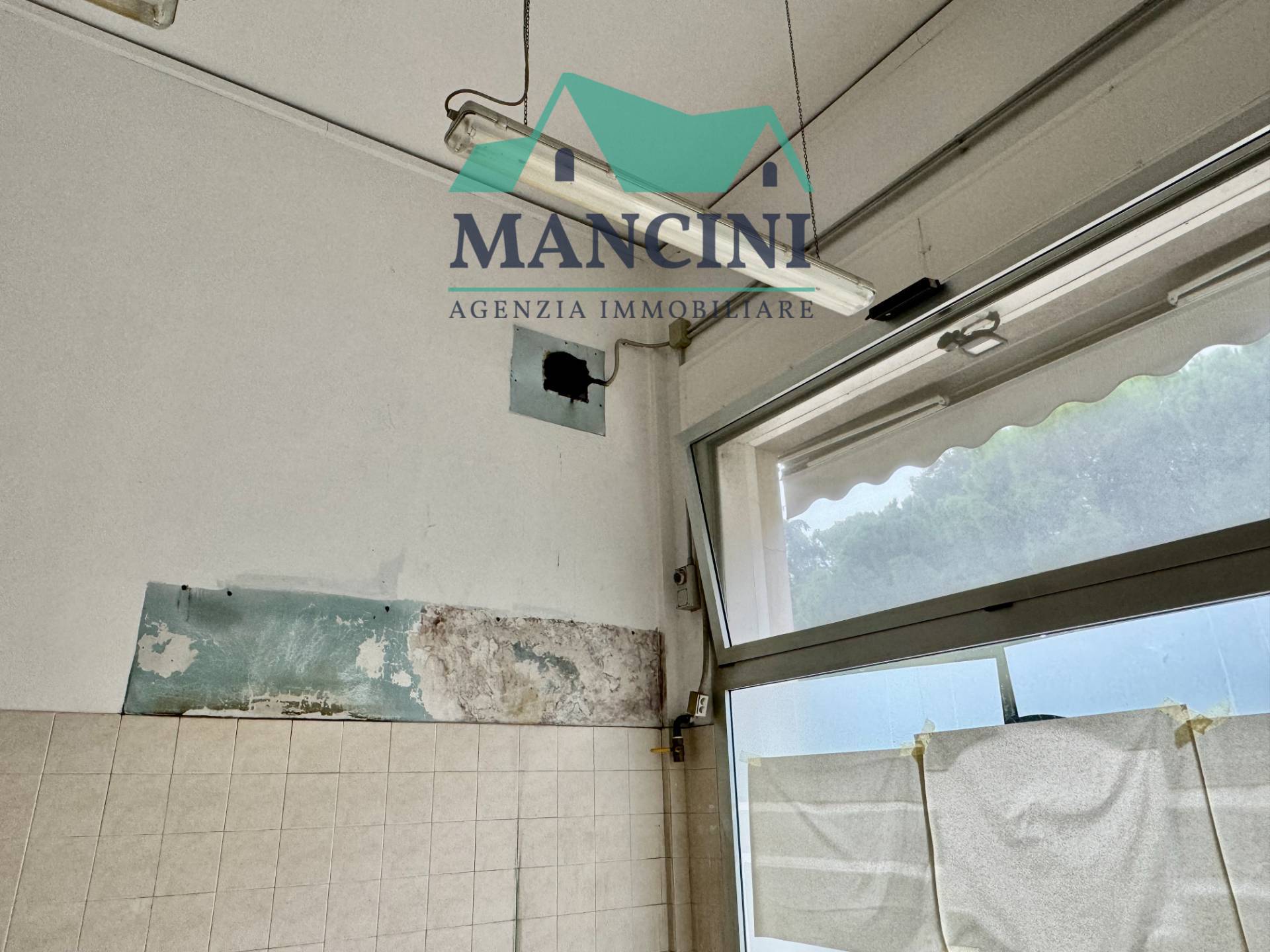 Locale commerciale in affitto a Jesi