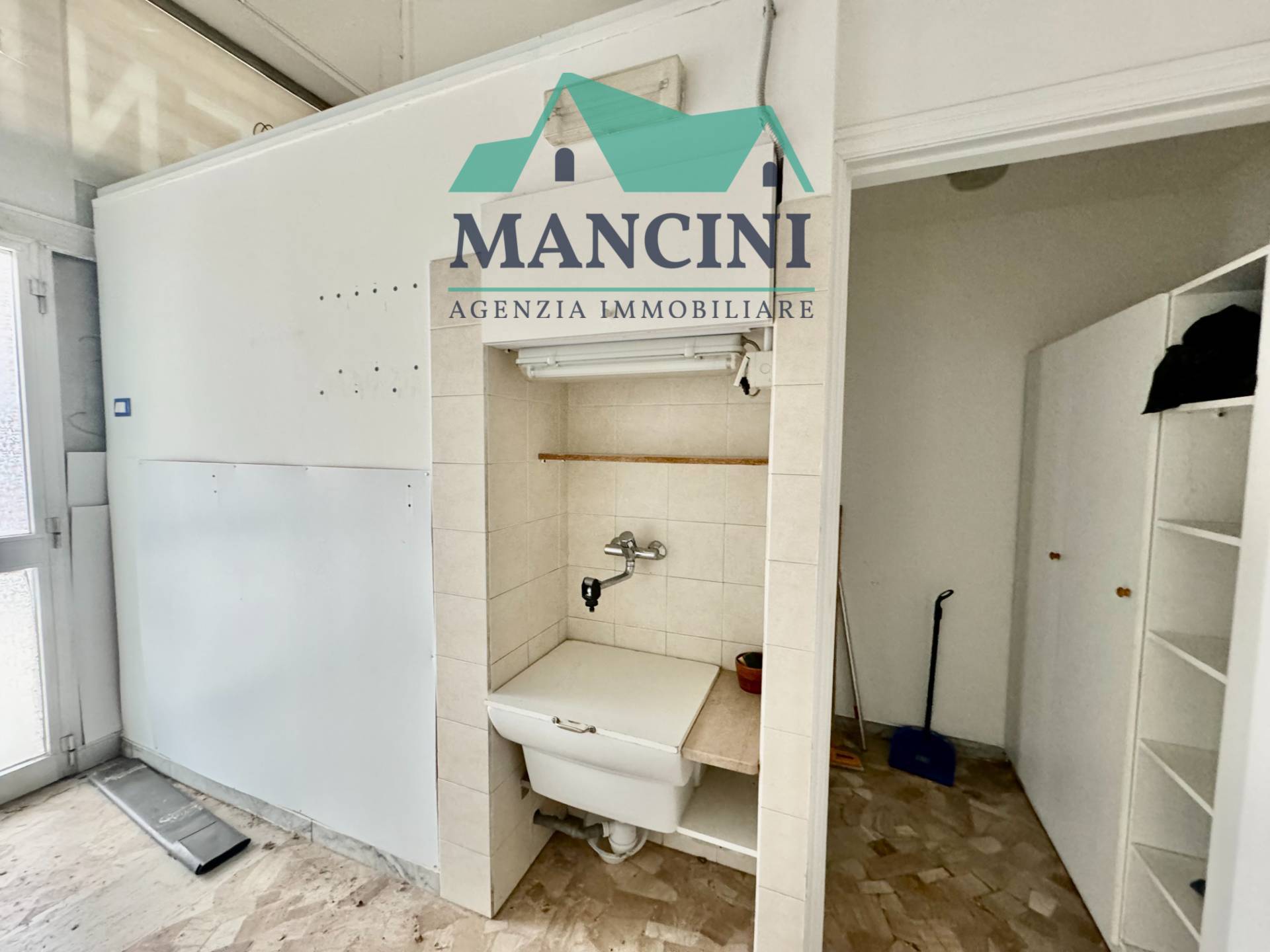 Locale commerciale in affitto a Jesi