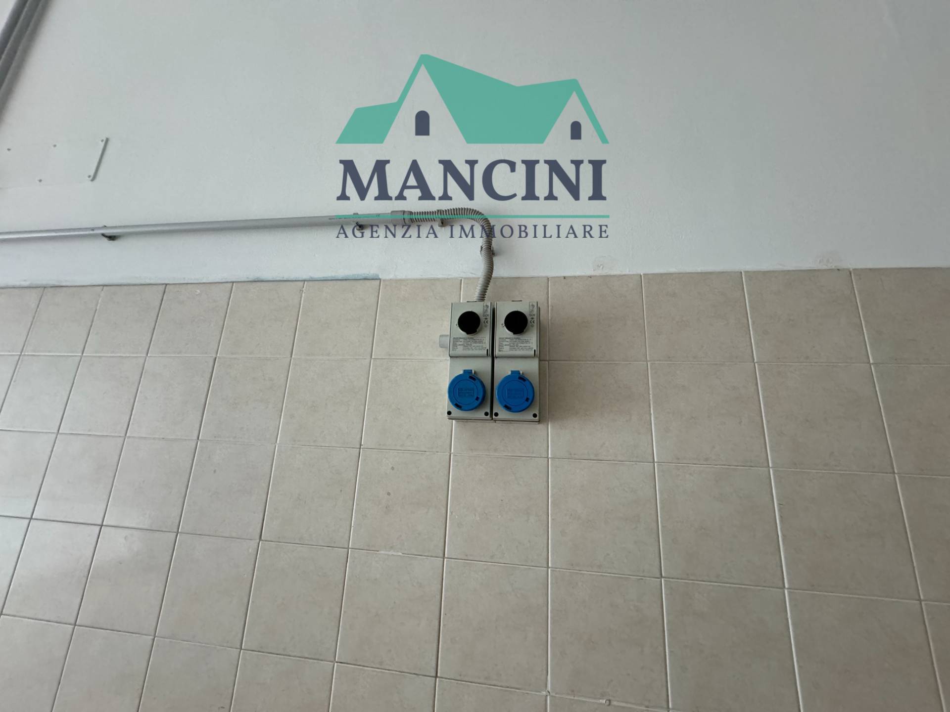 Locale commerciale in affitto a Jesi