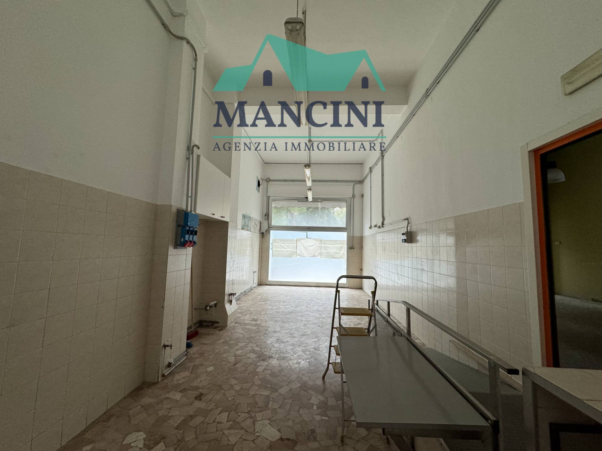 Locale commerciale in affitto a Jesi