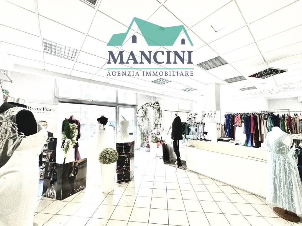 Locale commerciale in affitto a Jesi, CENTRO