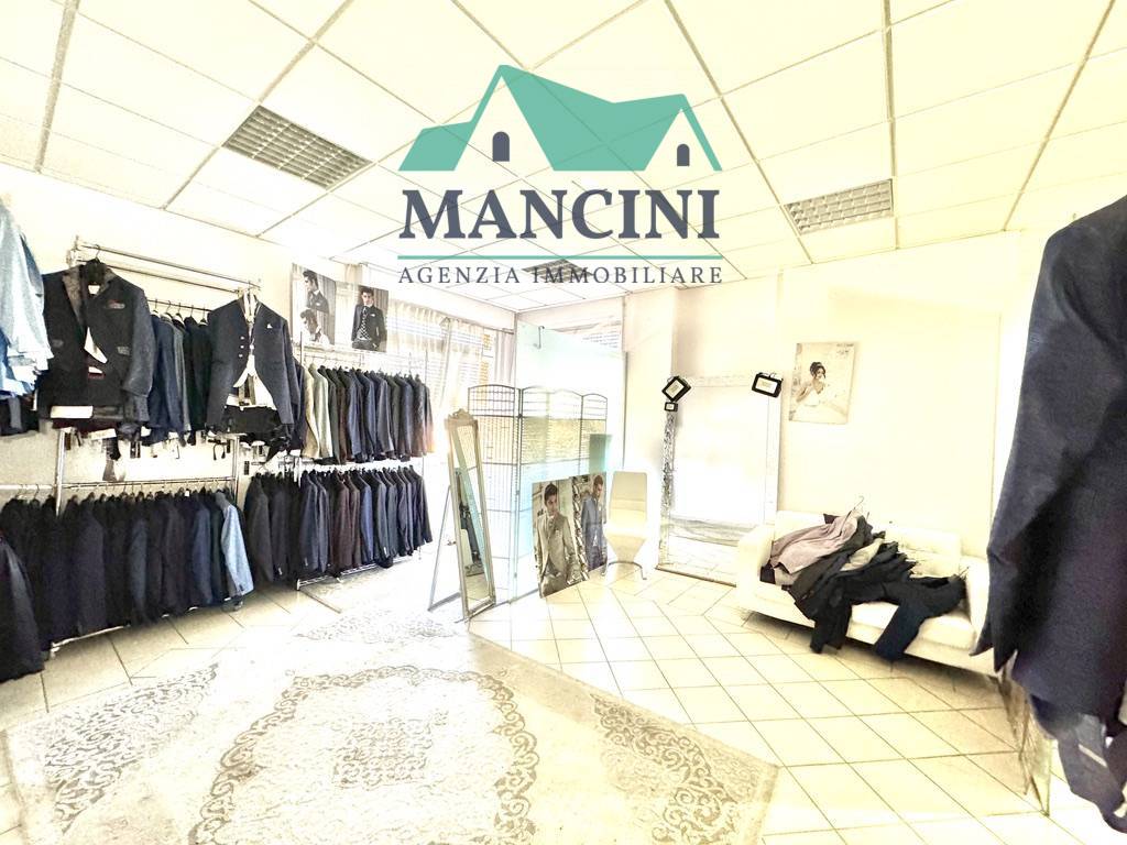 Locale commerciale in affitto a Jesi, CENTRO