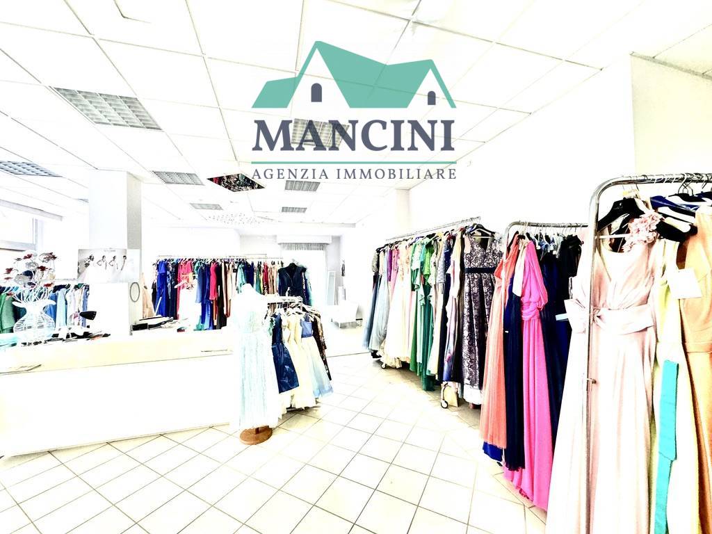 Locale commerciale in affitto a Jesi, CENTRO