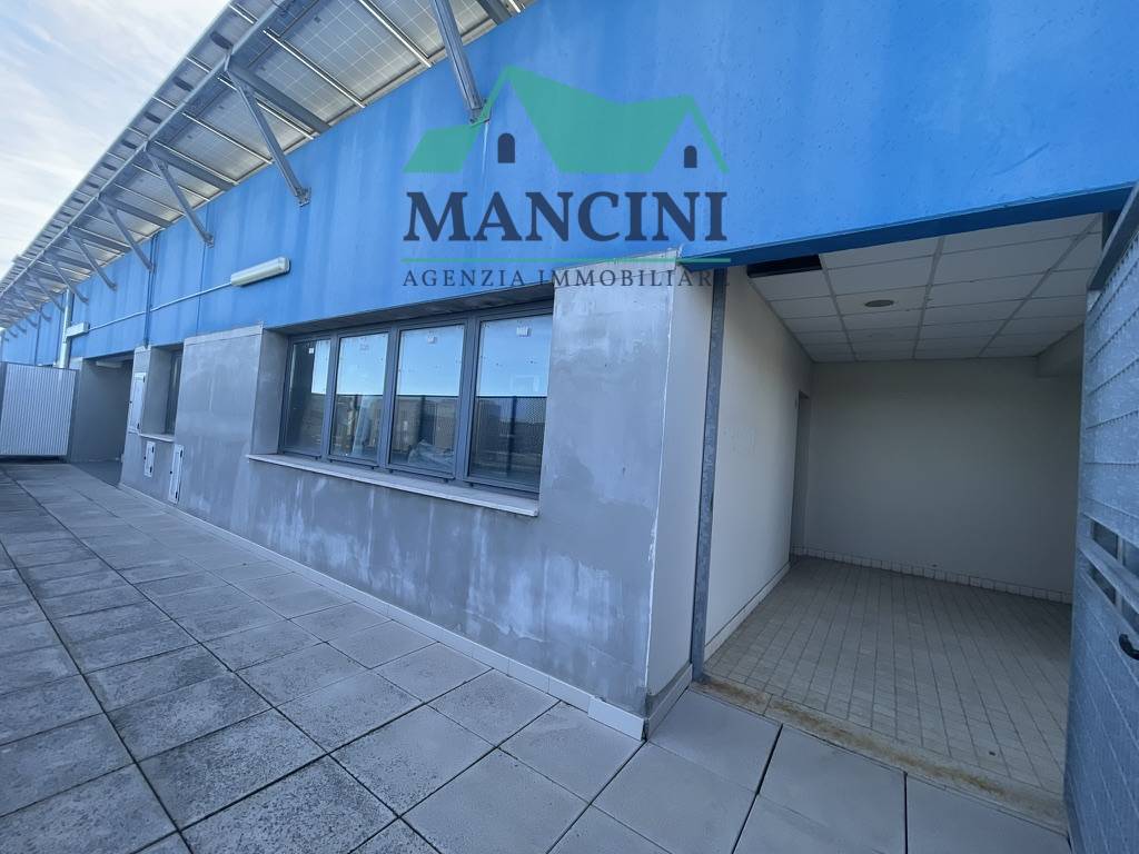 Locale commerciale in affitto a Jesi, periferia ovest