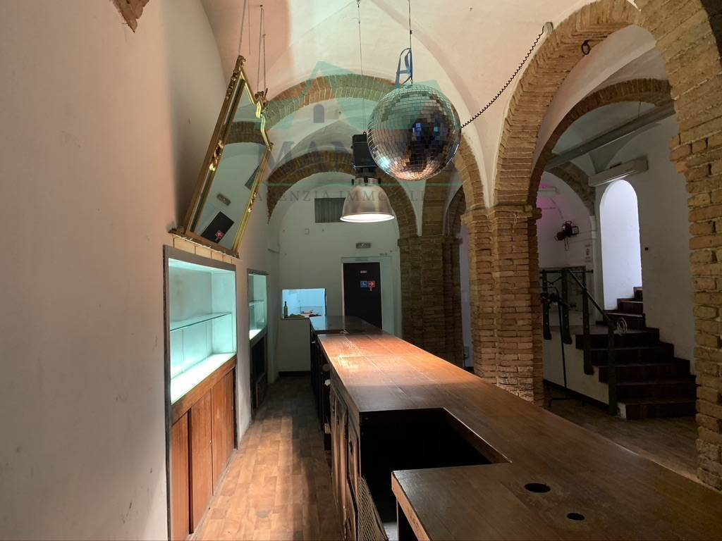 Locale commerciale in vendita a Jesi, centro zona alta