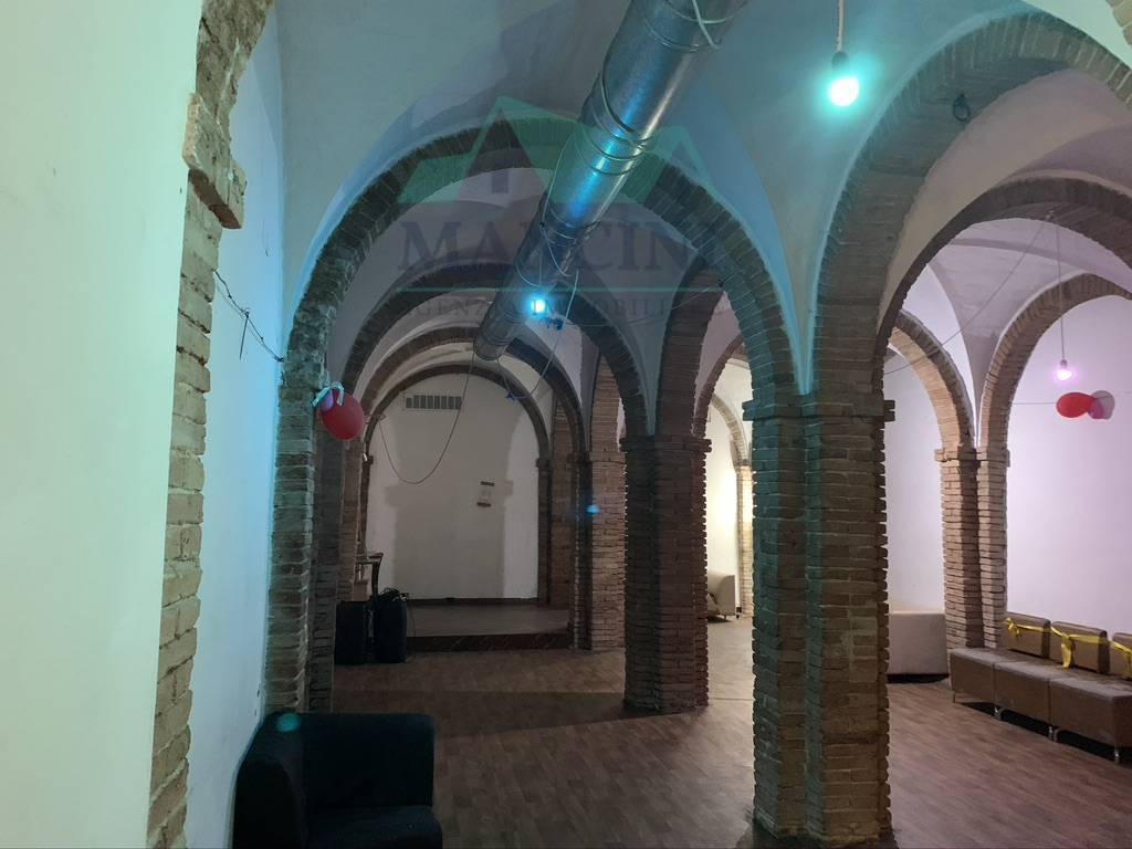 Locale commerciale in vendita a Jesi, centro zona alta