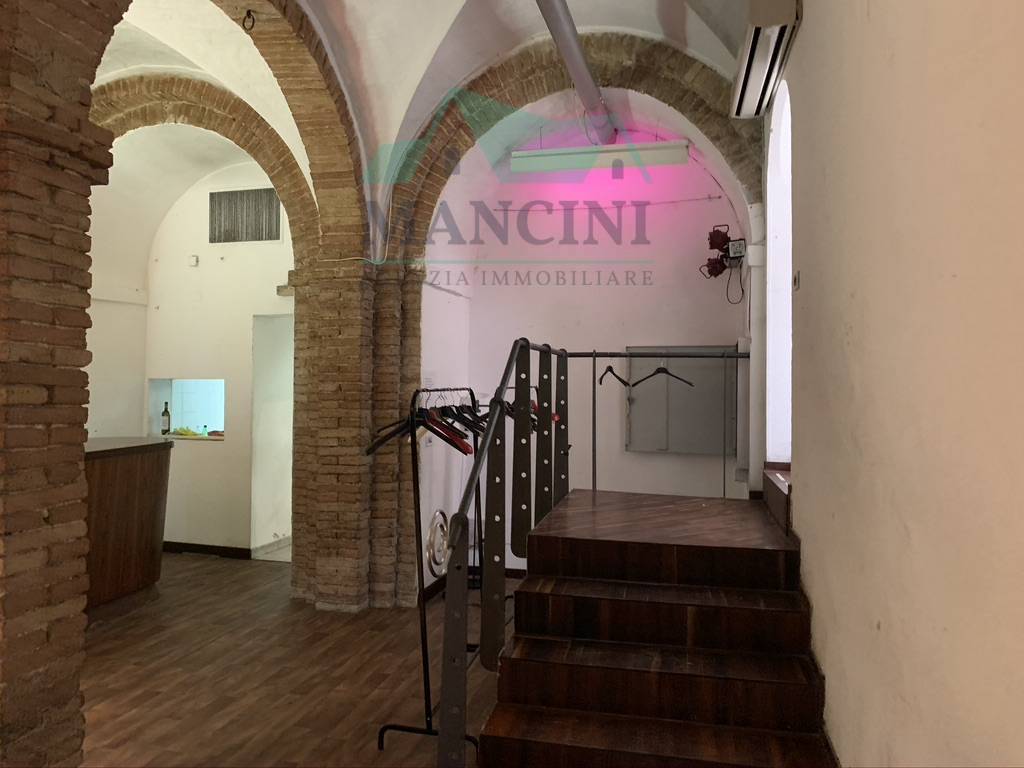 Locale commerciale in vendita a Jesi, centro zona alta