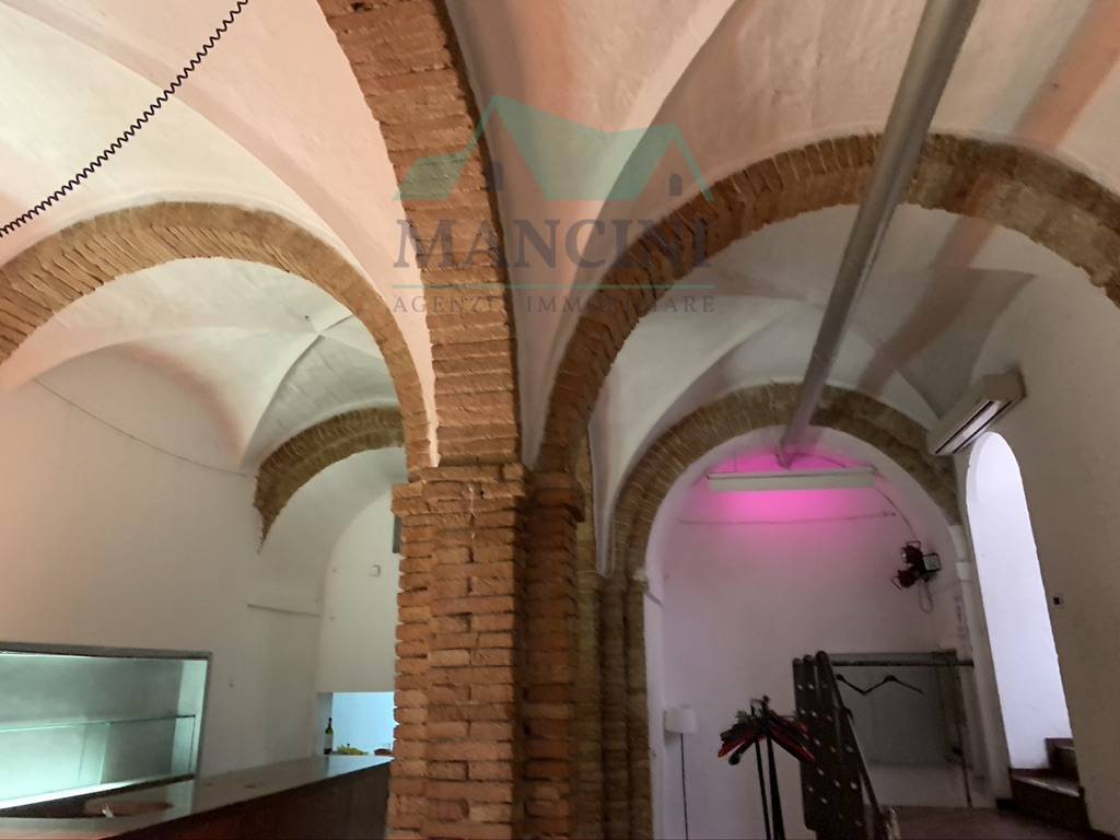 Locale commerciale in vendita a Jesi, centro zona alta