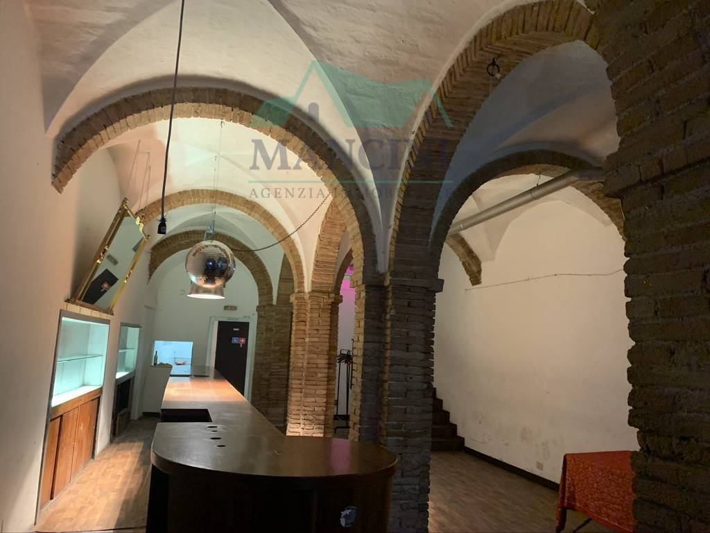 Locale commerciale in vendita a Jesi, centro zona alta