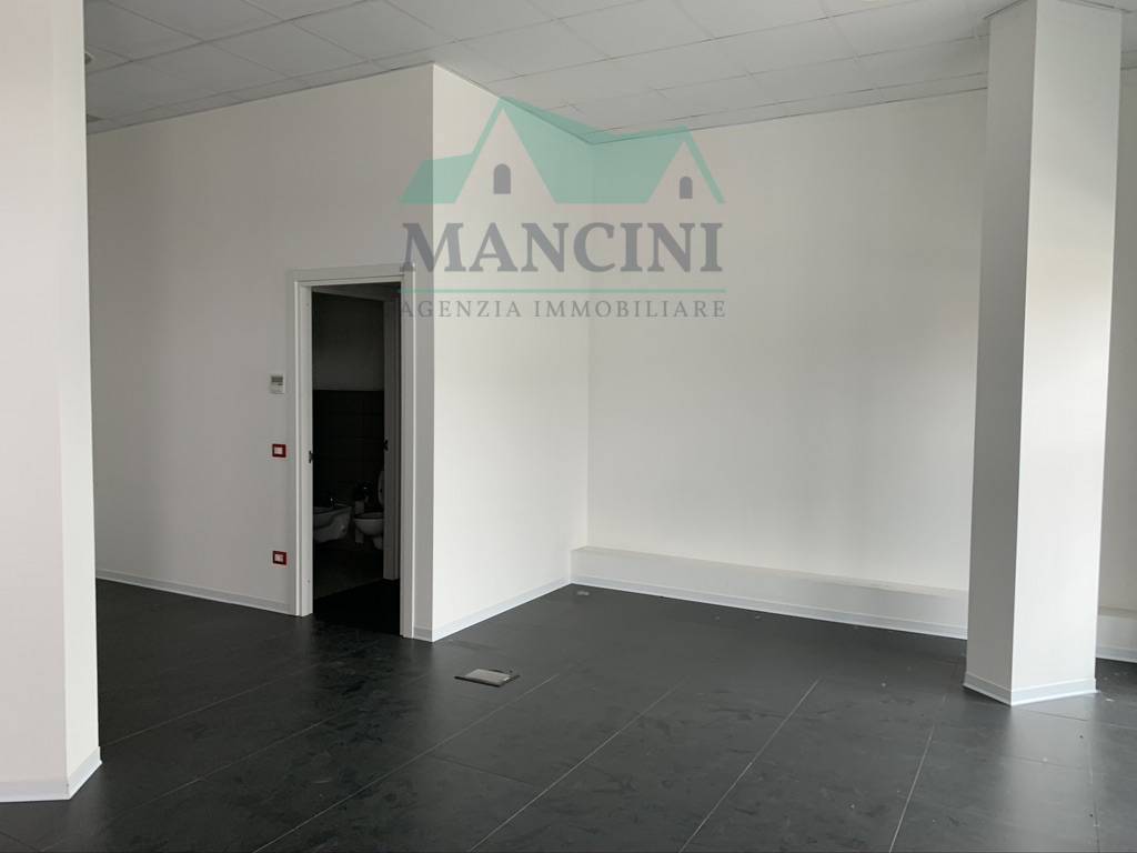 Locale commerciale in vendita a Jesi, Viale Don Minzoni