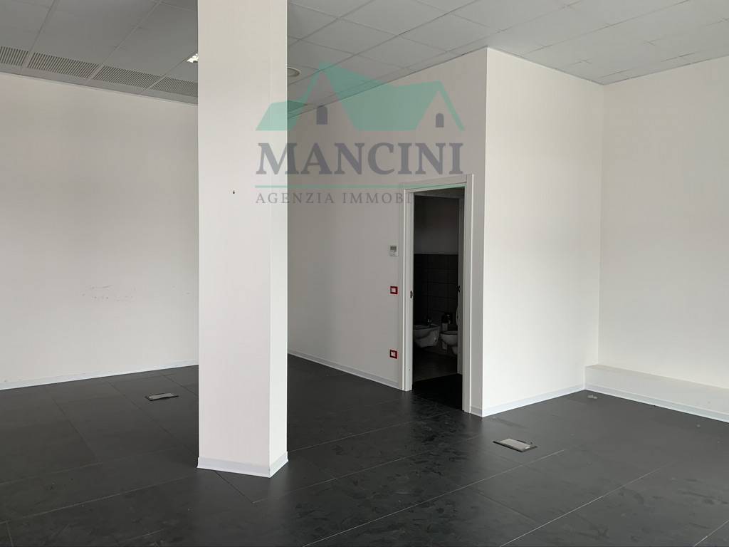 Locale commerciale in vendita a Jesi, Viale Don Minzoni