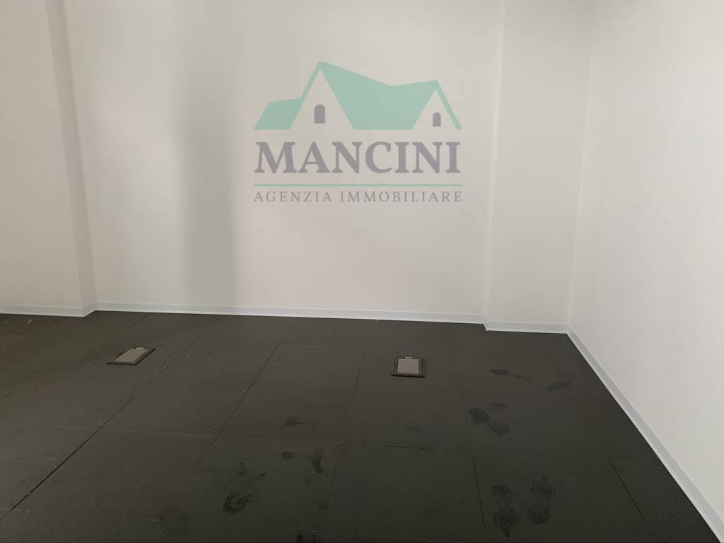 Locale commerciale in vendita a Jesi, Viale Don Minzoni