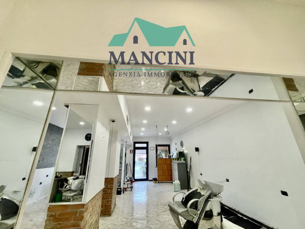 Negozio in affitto a Jesi