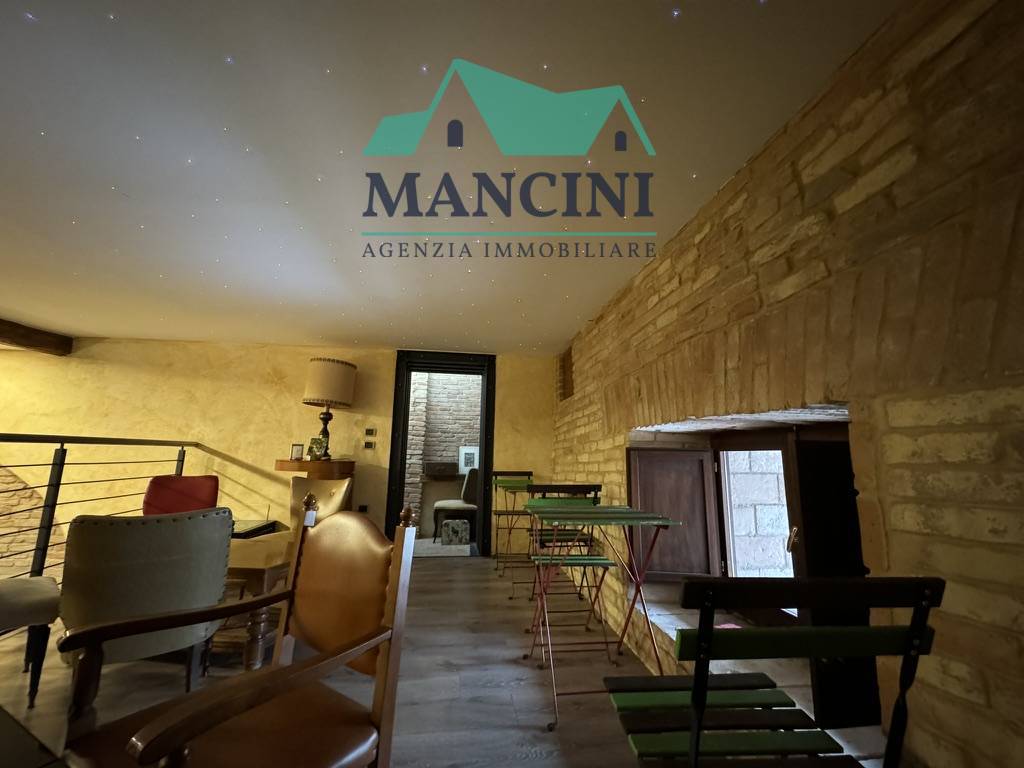 Attivit commerciale in vendita a Jesi, Centro storico