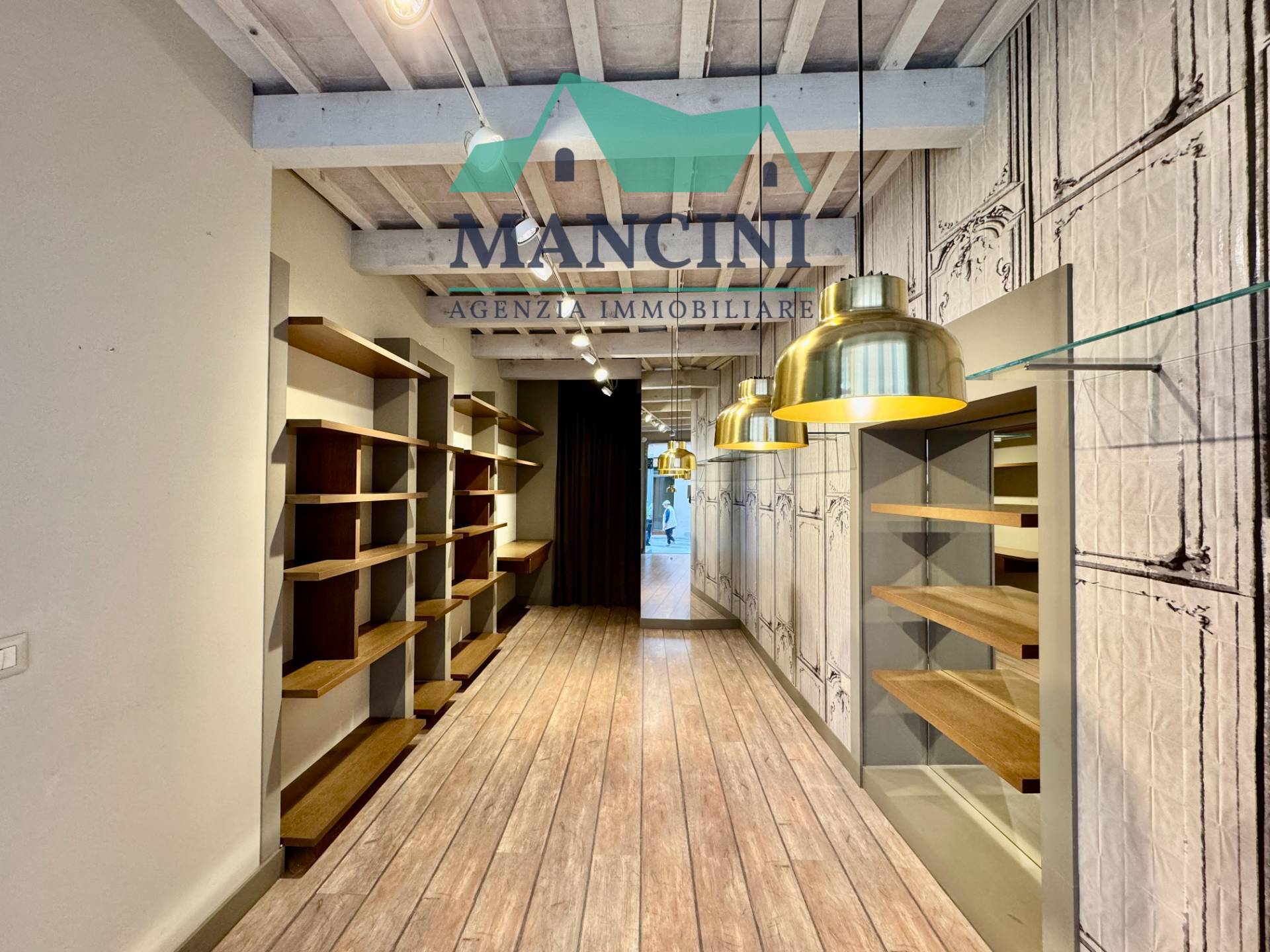 Negozio in affitto a Jesi