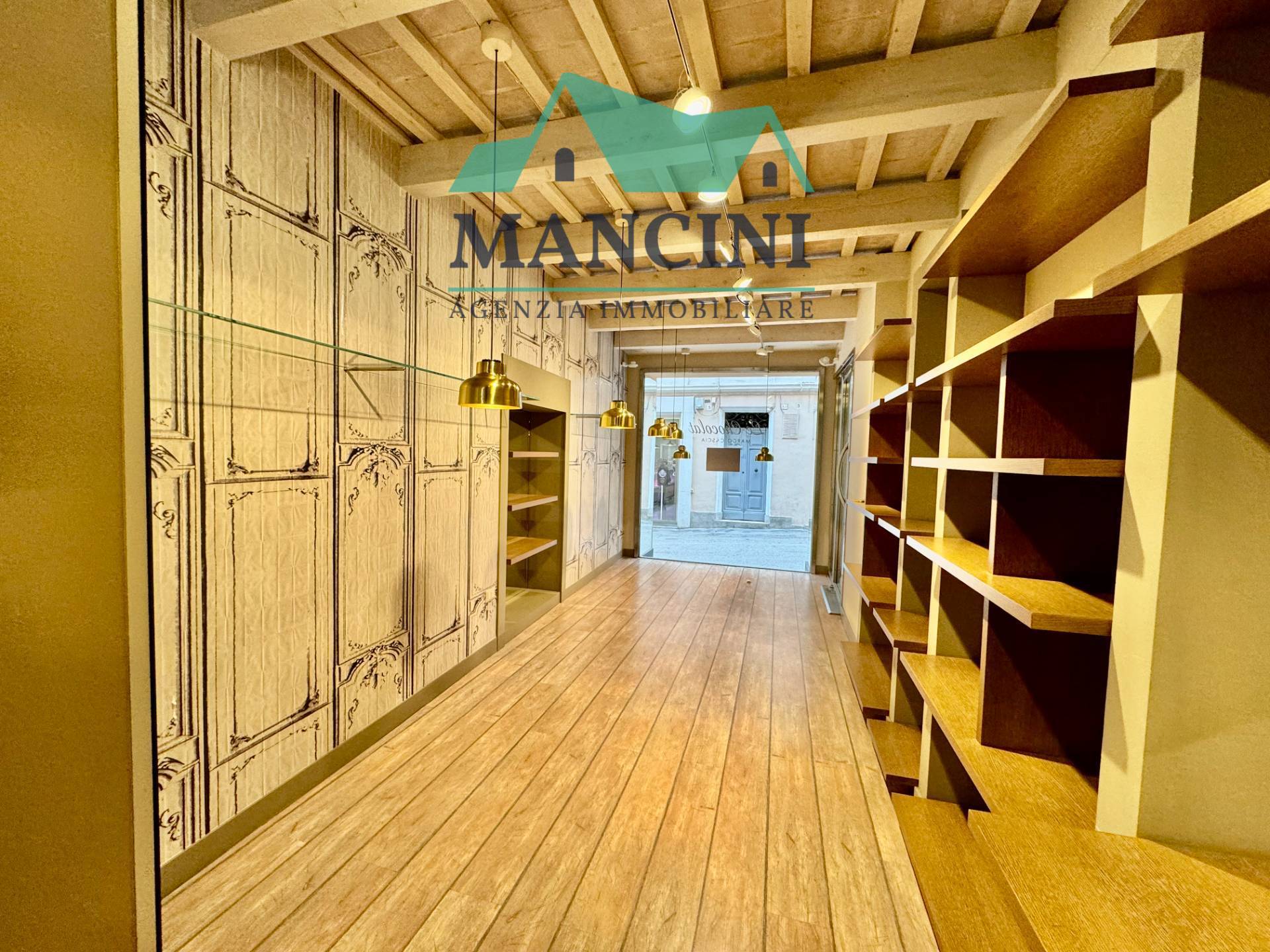 Negozio in affitto a Jesi