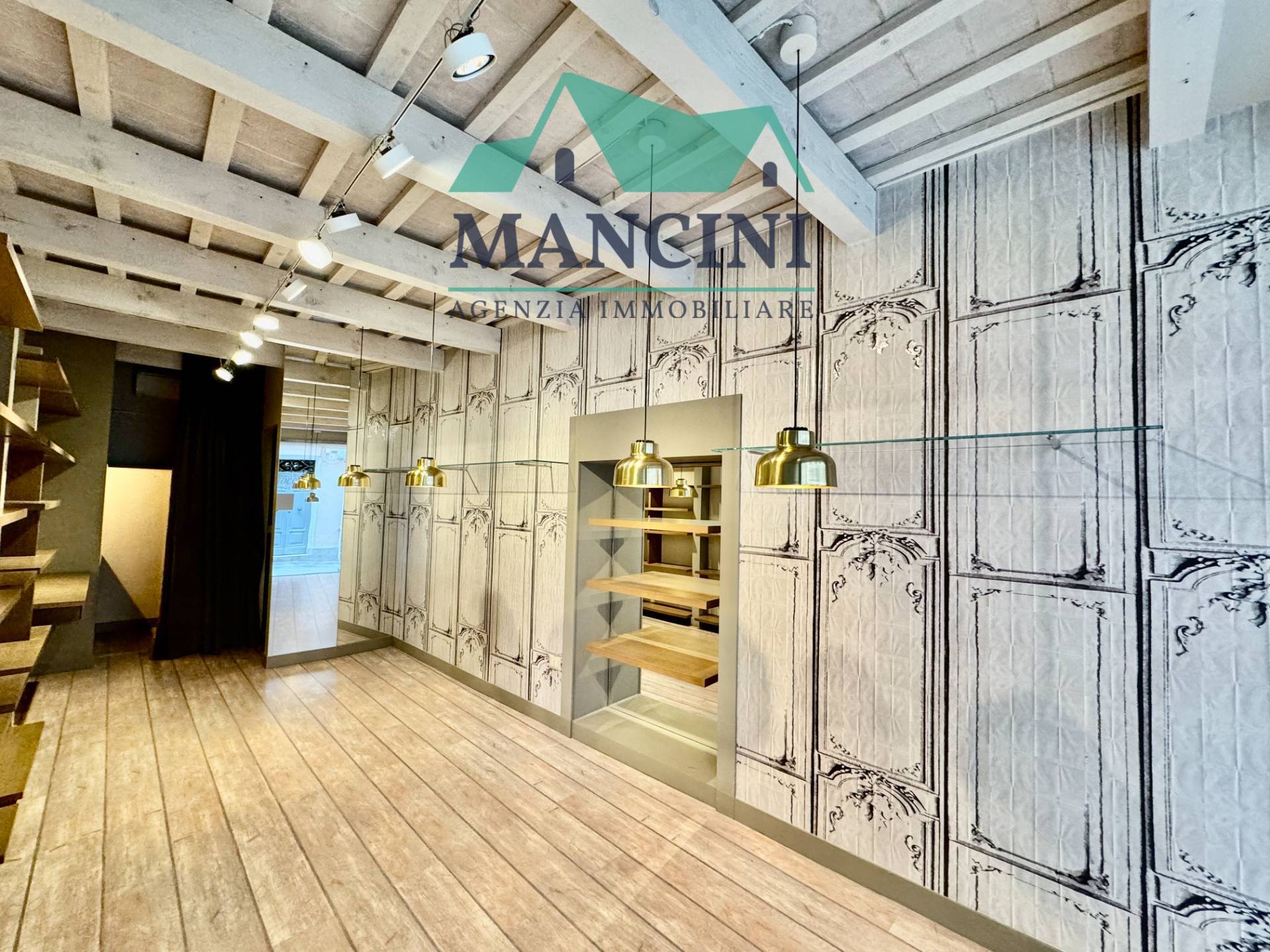 Negozio in affitto a Jesi