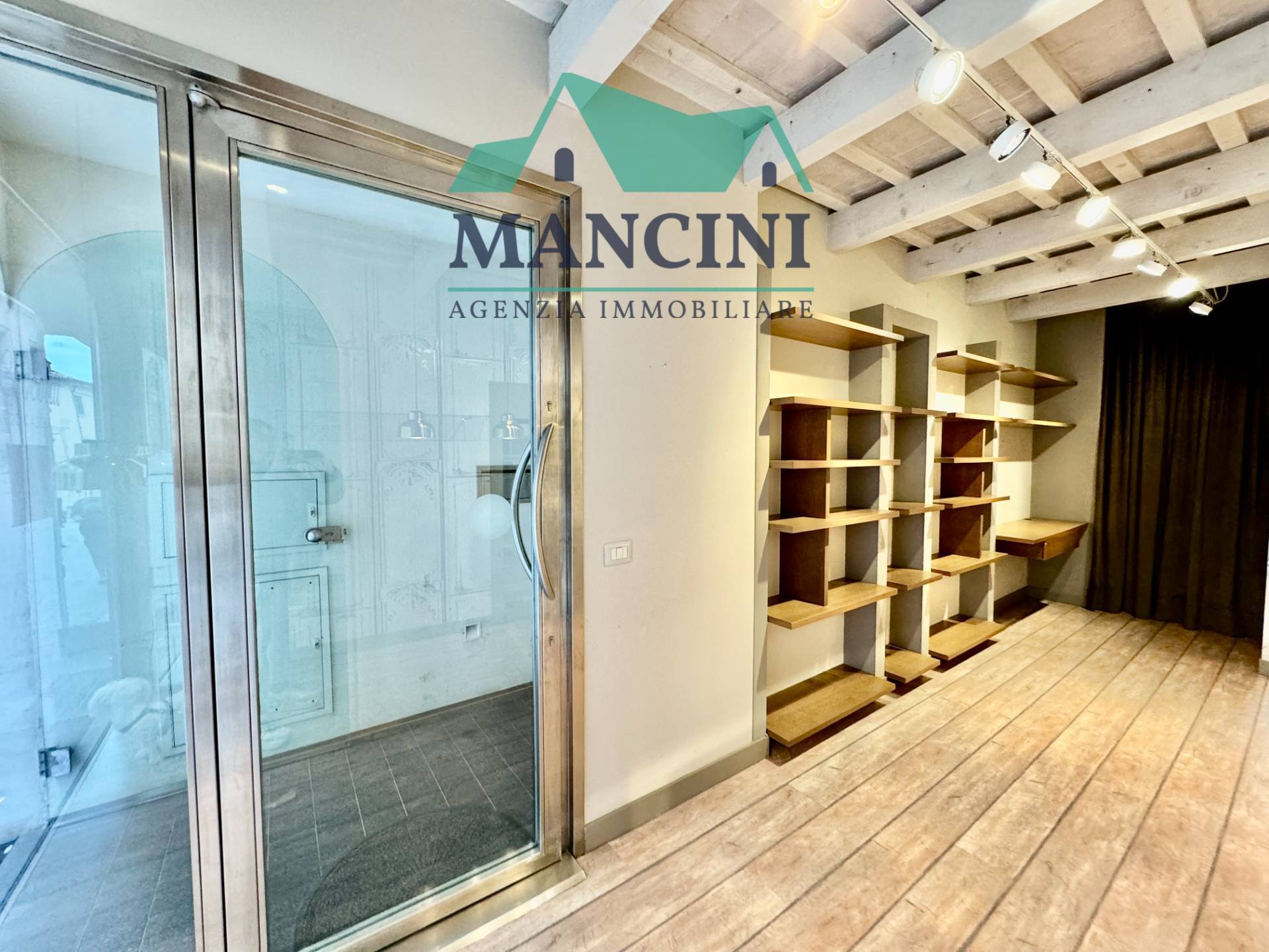 Negozio in affitto a Jesi