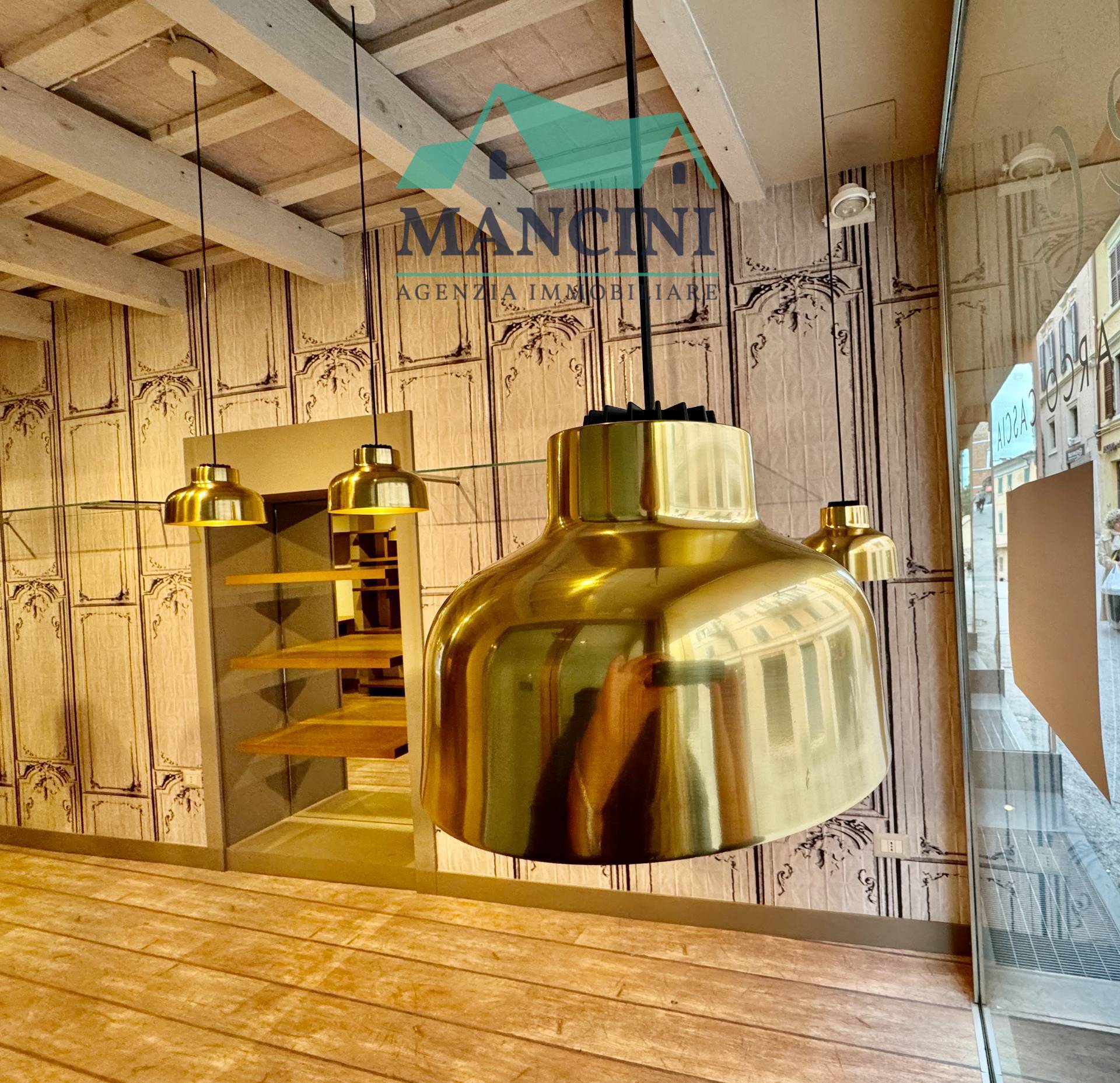 Negozio in affitto a Jesi