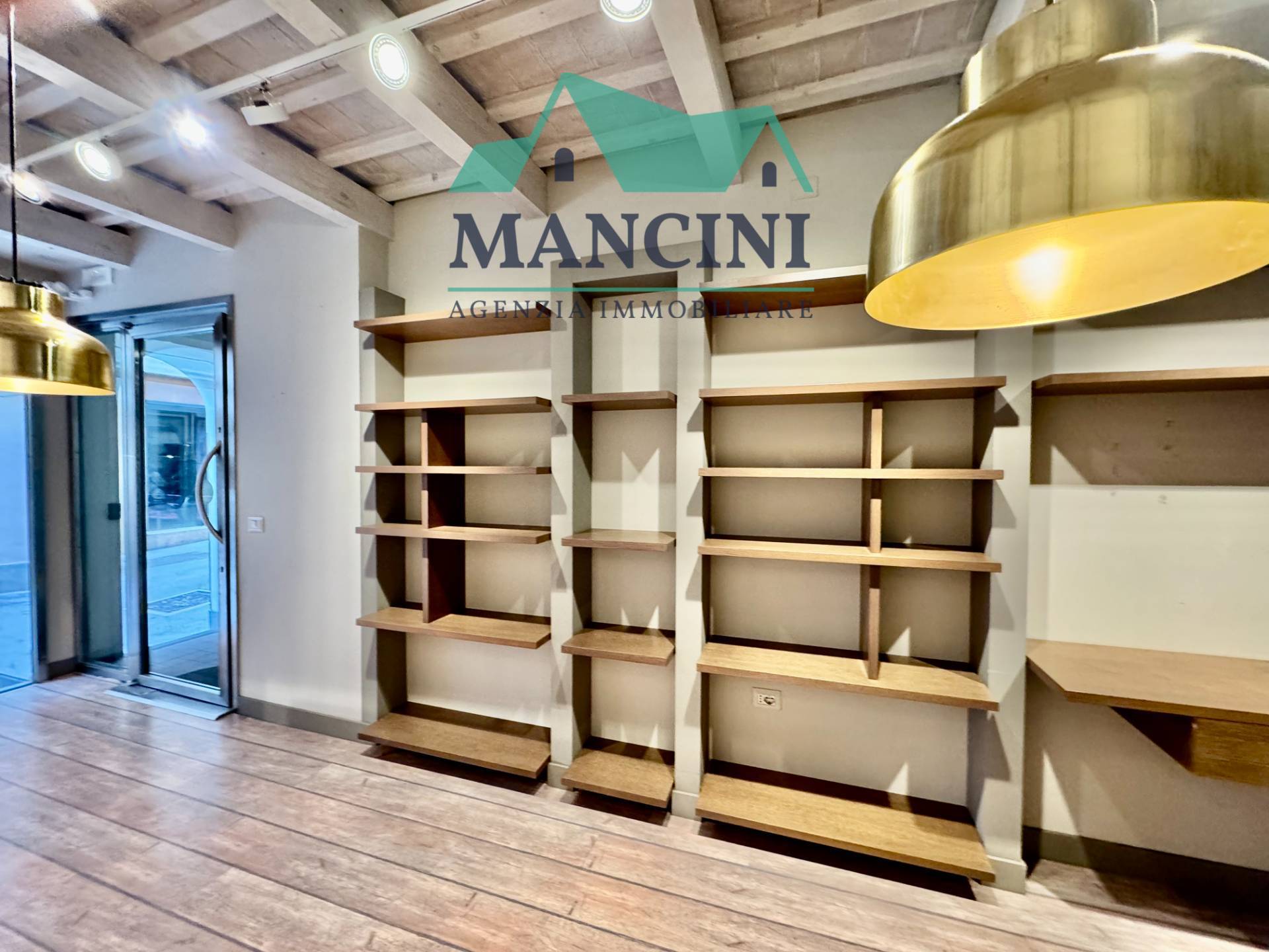 Negozio in affitto a Jesi