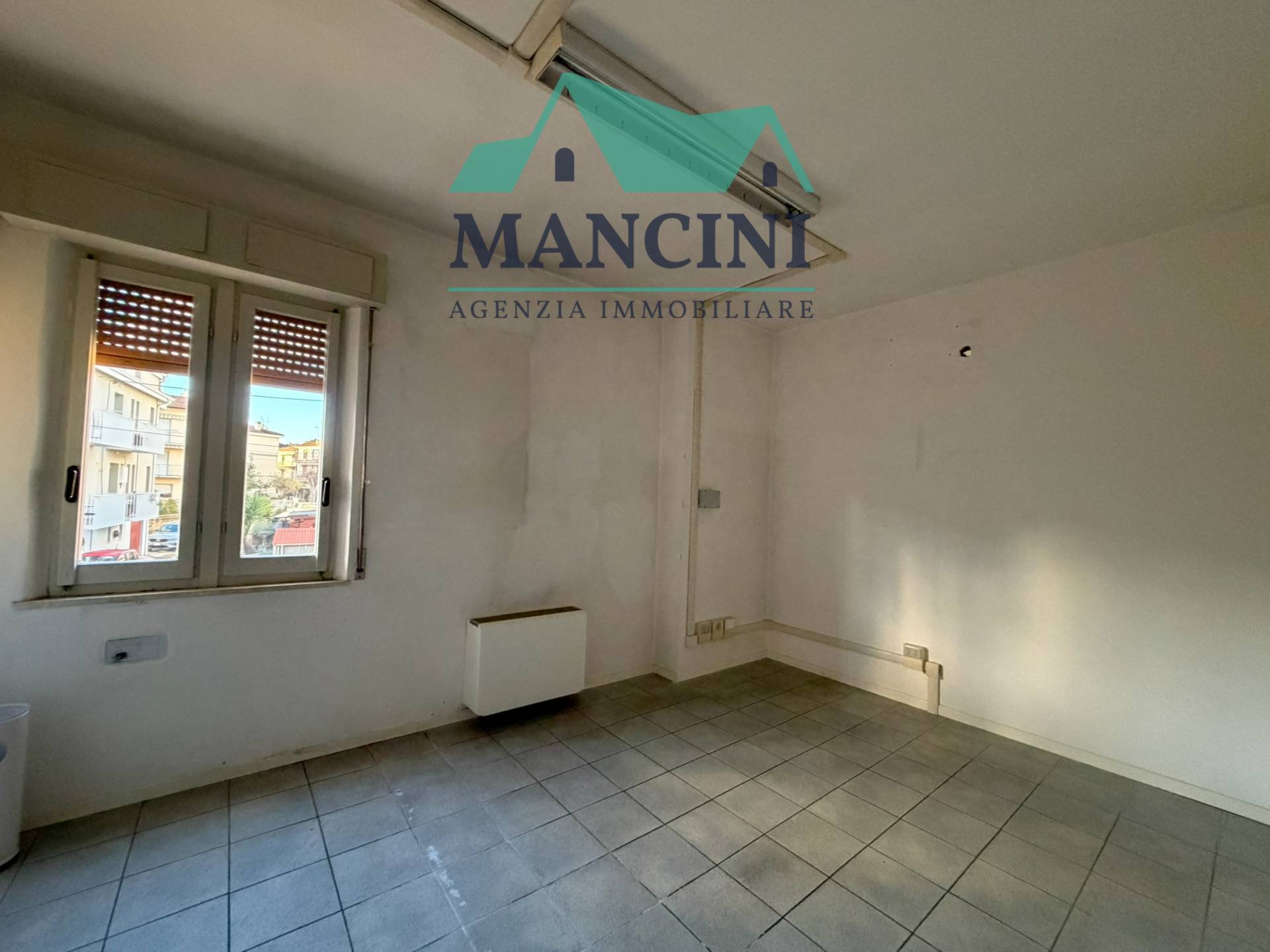 Studio/Ufficio in affitto a Jesi, Gallodoro