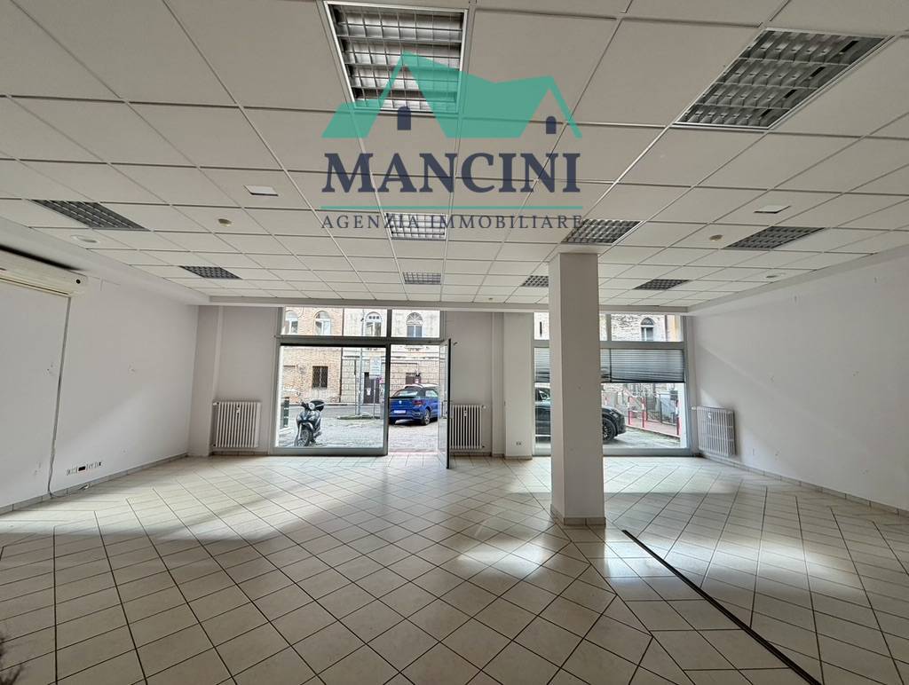 Negozio in vendita a Jesi, CENTRO